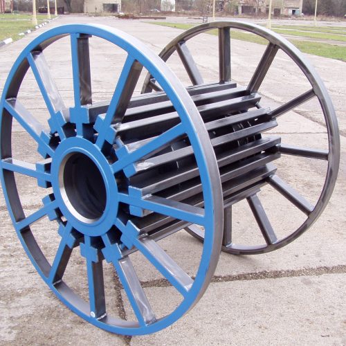 Tubular steel reels with painted flanges